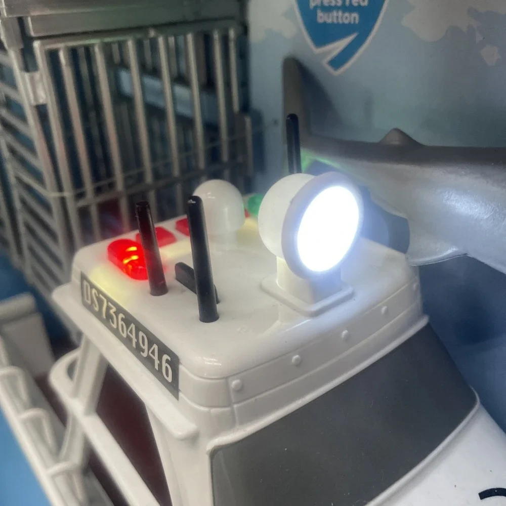 Animal Planet Shark Research Boat Playset with 2 Sharks, Lights‎ & Sound NEW